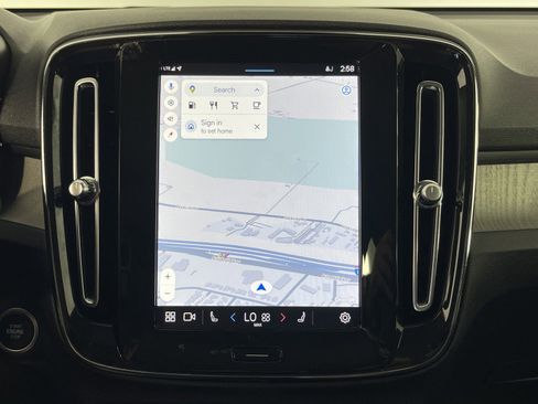 Used 2024 Volvo XC40 B5 Plus image 31