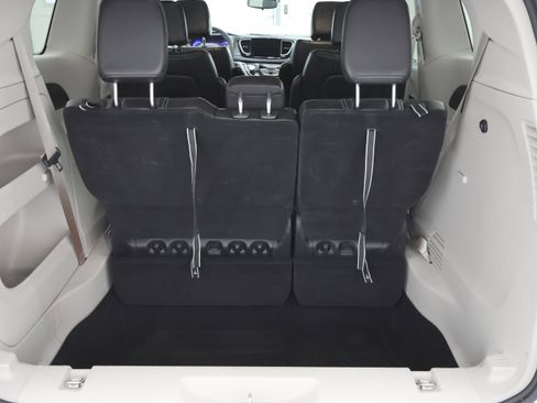 Used 2024 Chrysler Pacifica Touring-L image 27