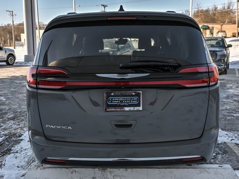 Used 2022 Chrysler Pacifica Touring-L image 7