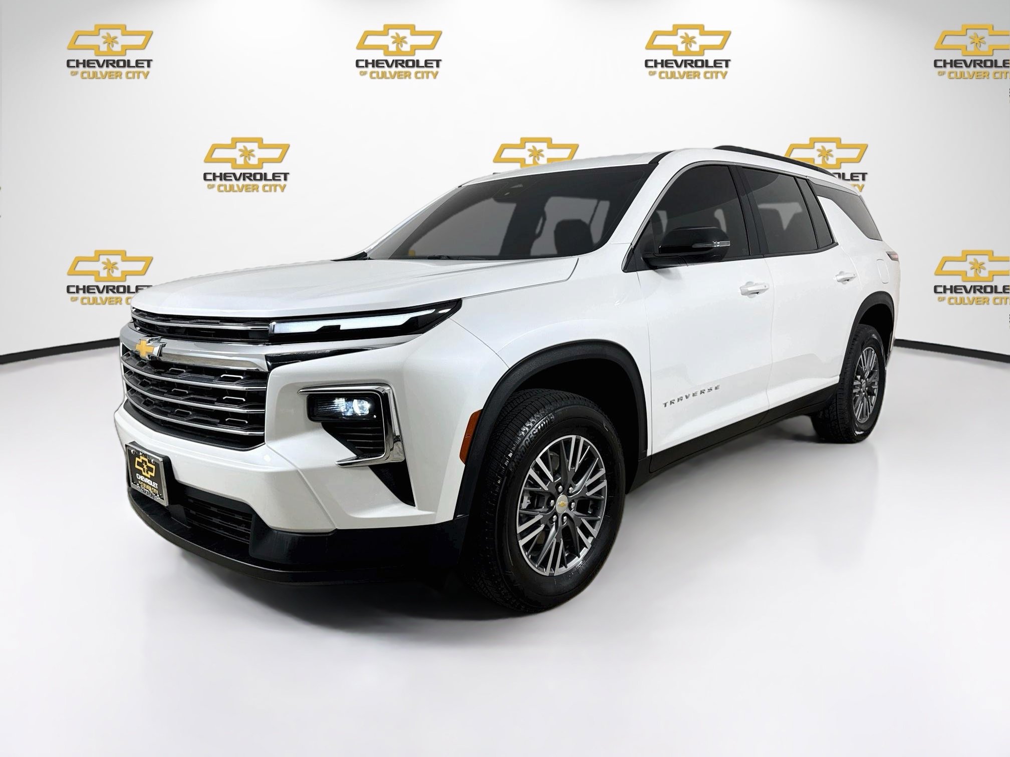 Used 2025 Chevrolet Traverse LT FWD image 3