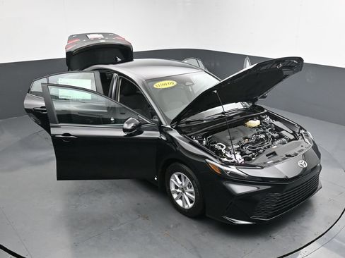 Used 2025 Toyota Camry LE image 36