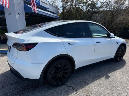 Used 2022 Tesla Model Y Long Range image 13