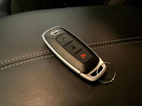 Used 2025 Nissan Pathfinder S image 33