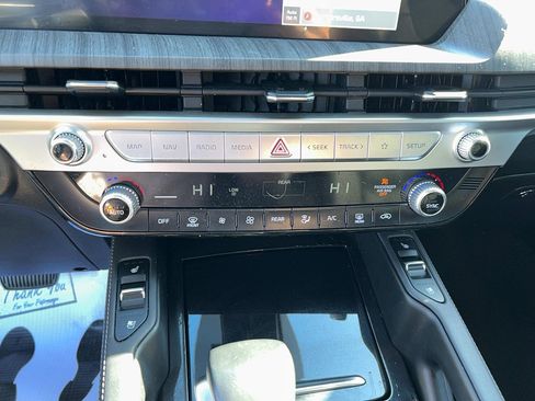 Used 2023 Kia Telluride EX w/ EX Captain's Chair Package image 18