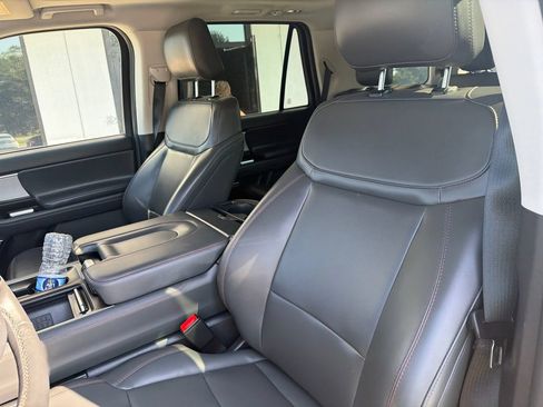 Used 2025 Ford Expedition Active AWD/4WD image 3