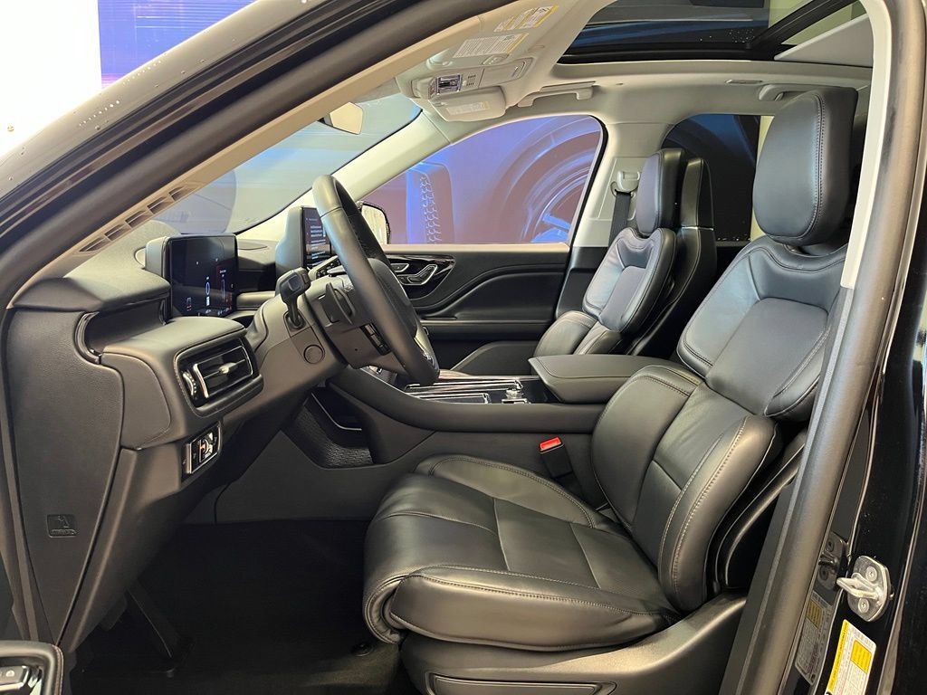 Used 2026 Lincoln Aviator Reserve AWD/4WD image 2