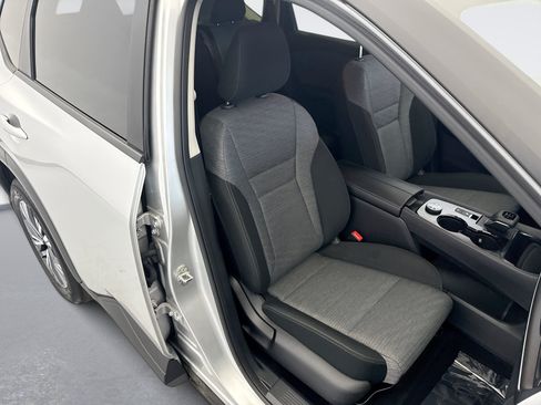 Used 2023 Nissan Rogue SV AWD/4WD image 16