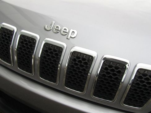 Used 2020 Jeep Cherokee Latitude Plus image 28