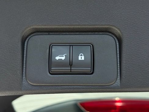 Used 2025 Nissan Rogue SV FWD image 16