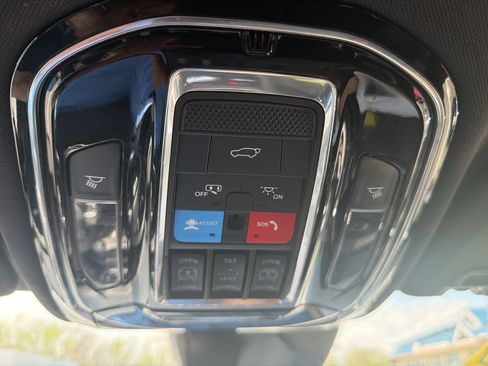 Used 2023 Jeep Grand Cherokee Overland AWD/4WD image 22