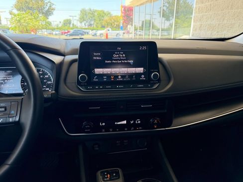 Used 2025 Nissan Rogue SV AWD/4WD image 17