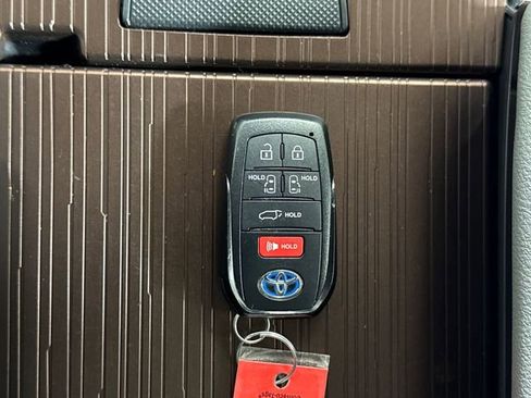 Certified 2023 Toyota Sienna XLE AWD/4WD image 43
