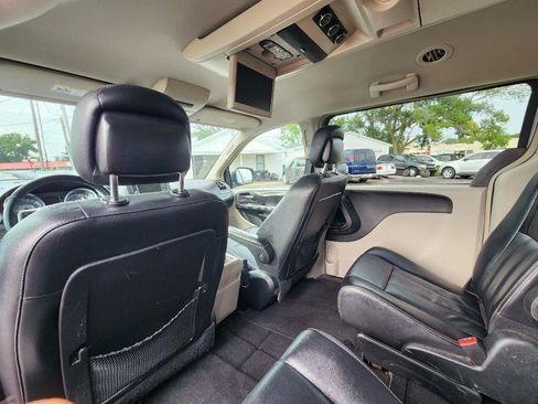Used 2014 Chrysler Town & Country Touring FWD image 18