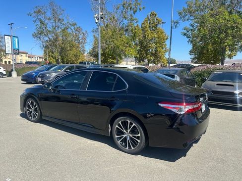 Used 2020 Toyota Camry SE FWD image 4