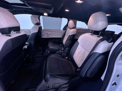 Used 2025 Toyota Sienna Limited image 36