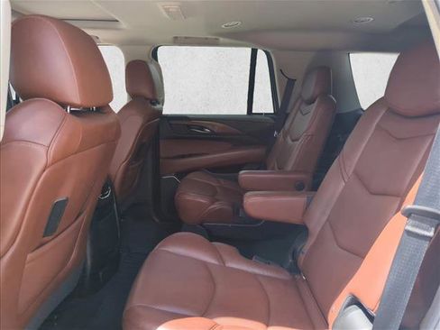 Used 2018 Cadillac Escalade Luxury AWD/4WD image 17