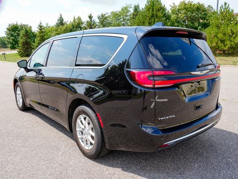 Used 2026 Chrysler Pacifica Select FWD image 6