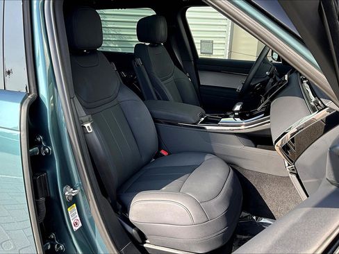 Used 2025 Land Rover Range Rover Sport SE image 7