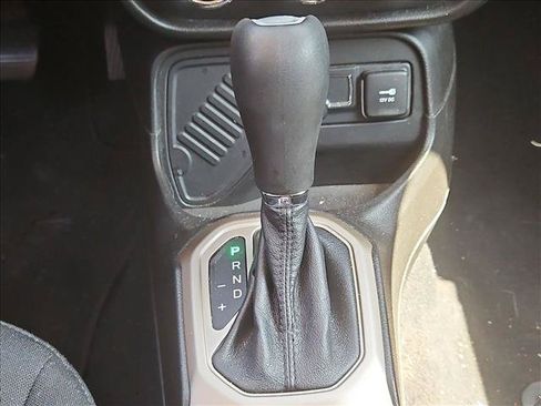 Used 2017 Jeep Renegade Latitude FWD image 14
