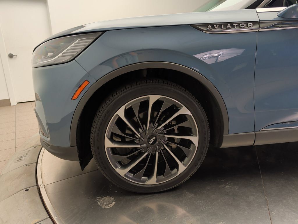 Used 2025 Lincoln Aviator Reserve w/ Equipment Group 201A AWD/4WD image 36