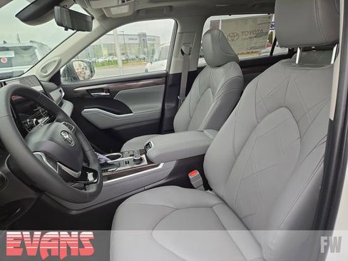 Used 2025 Toyota Highlander Platinum image 21