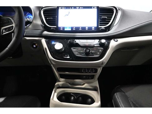 Used 2022 Chrysler Pacifica Touring-L FWD image 23