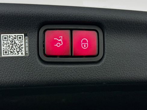 Used 2025 Mercedes-Benz C 300 4MATIC Sedan image 31