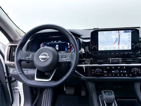 Used 2024 Nissan Pathfinder Platinum w/ Cargo Package image 6