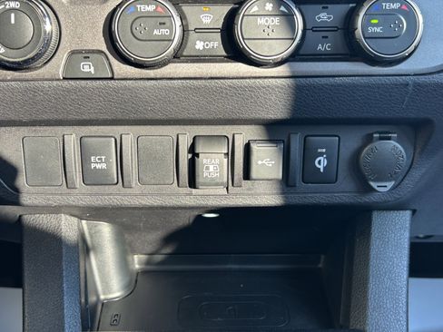 Certified 2023 Toyota Tacoma TRD Off-Road image 28