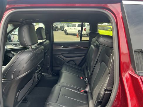 Used 2025 Jeep Grand Cherokee Limited AWD/4WD image 8