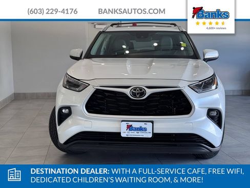 Used 2024 Toyota Highlander XLE AWD/4WD image 3