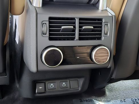 New 2026 Land Rover Discovery Dynamic SE image 16