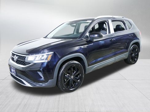 Certified 2022 Volkswagen Taos SE w/ Panoramic Sunroof Package image 3