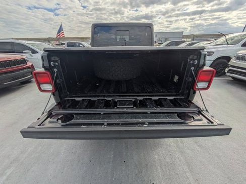 Used 2020 Jeep Gladiator Overland image 11