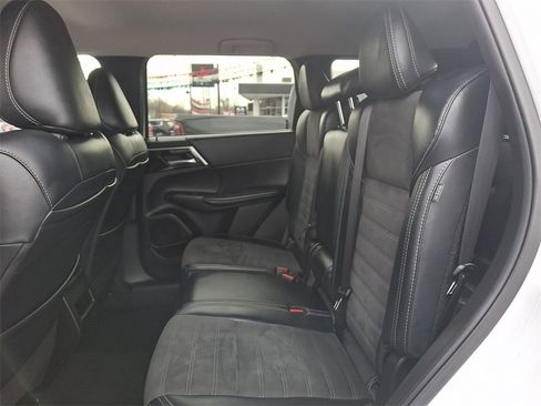 Used 2024 Mitsubishi Outlander SE image 12