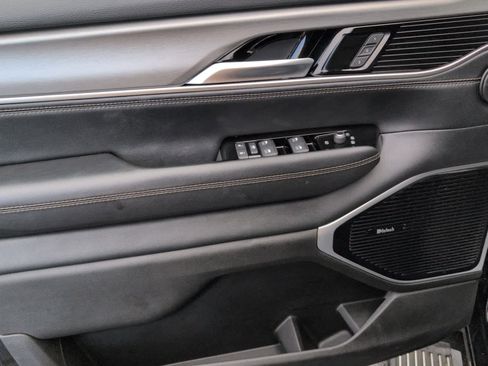 Used 2025 Jeep Wagoneer Series III w/ Premium Group I image 13