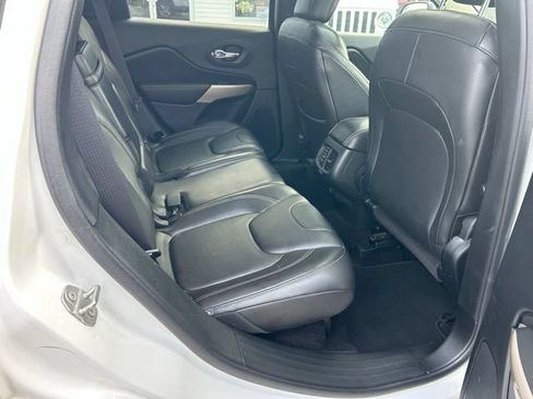 Used 2018 Jeep Cherokee Limited AWD/4WD image 19