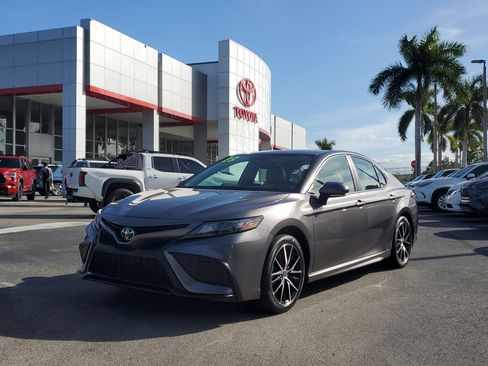 Used 2023 Toyota Camry SE image 2