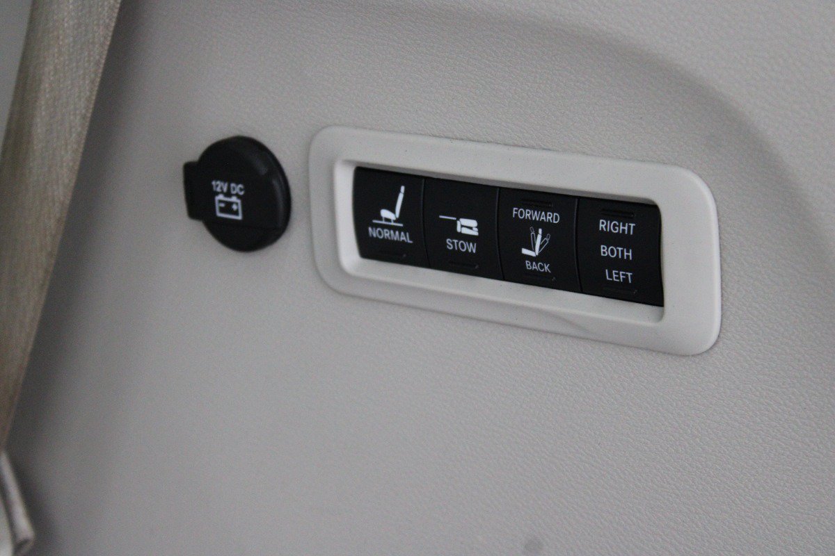 Used 2020 Chrysler Pacifica Limited FWD image 11