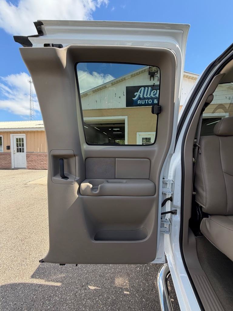 Used 2004 GMC Sierra 3500 SLT w/ Heavy-Duty Power Package AWD/4WD image 17