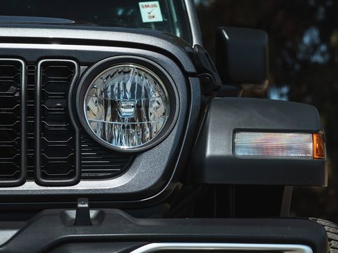 Used 2024 Jeep Gladiator Sport image 7