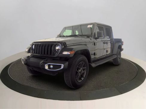 Used 2025 Jeep Gladiator Sport AWD/4WD image 3