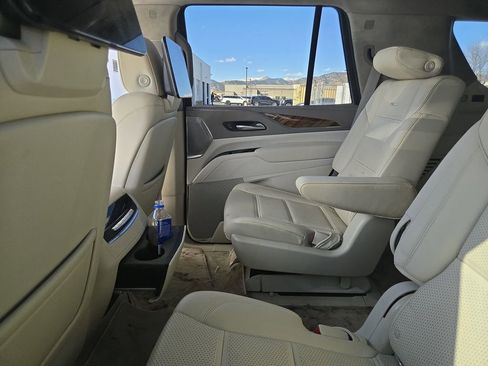 Certified 2022 Cadillac Escalade Premium Luxury Platinum w/ Heavy-Duty Trailer Package image 8