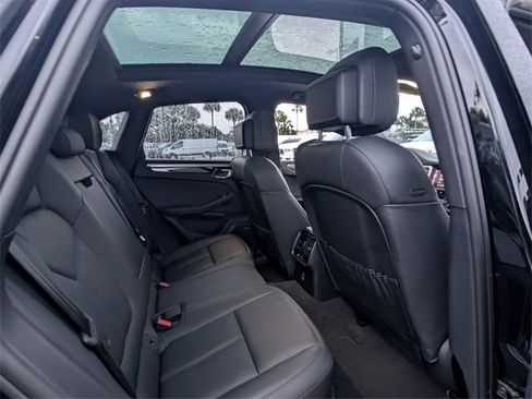 Used 2022 Porsche Macan image 11