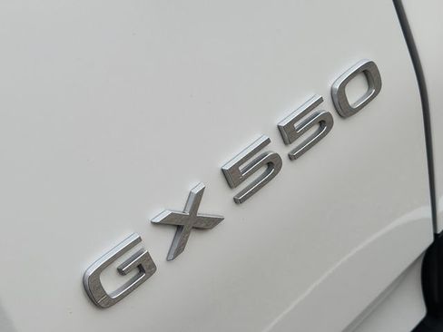 Used 2024 Lexus GX 550 w/ Accessory Package (Z1) AWD/4WD image 9