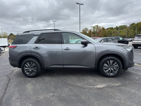 Certified 2024 Nissan Pathfinder SV image 4