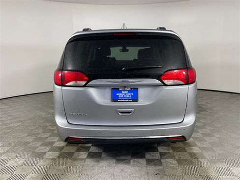 Used 2017 Chrysler Pacifica Touring-L image 15