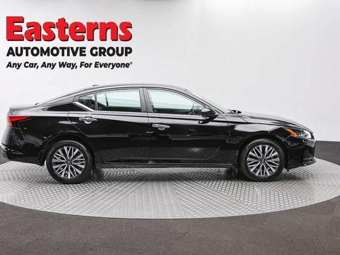 Used 2023 Nissan Altima 2.5 SV w/ SV Premium Package AWD/4WD image 4