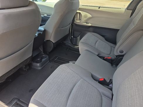 Used 2024 Toyota Sienna LE FWD image 11