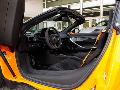 Used 2025 McLaren Artura Spider RWD image 45